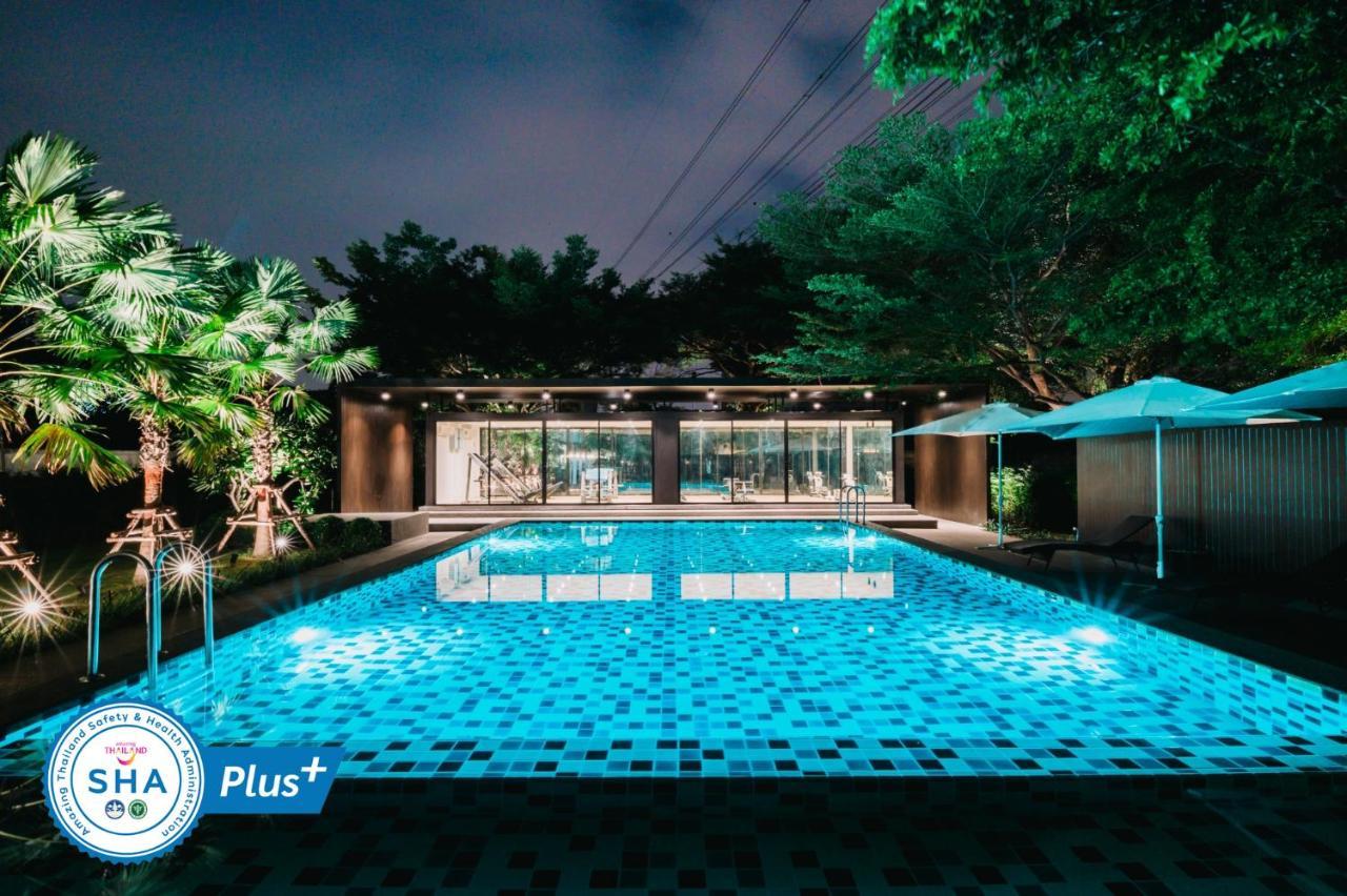 The Platinum Suite Bangkok Exterior photo