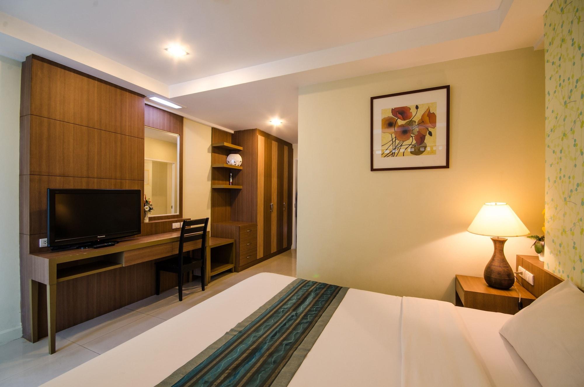 The Platinum Suite Bangkok Exterior photo