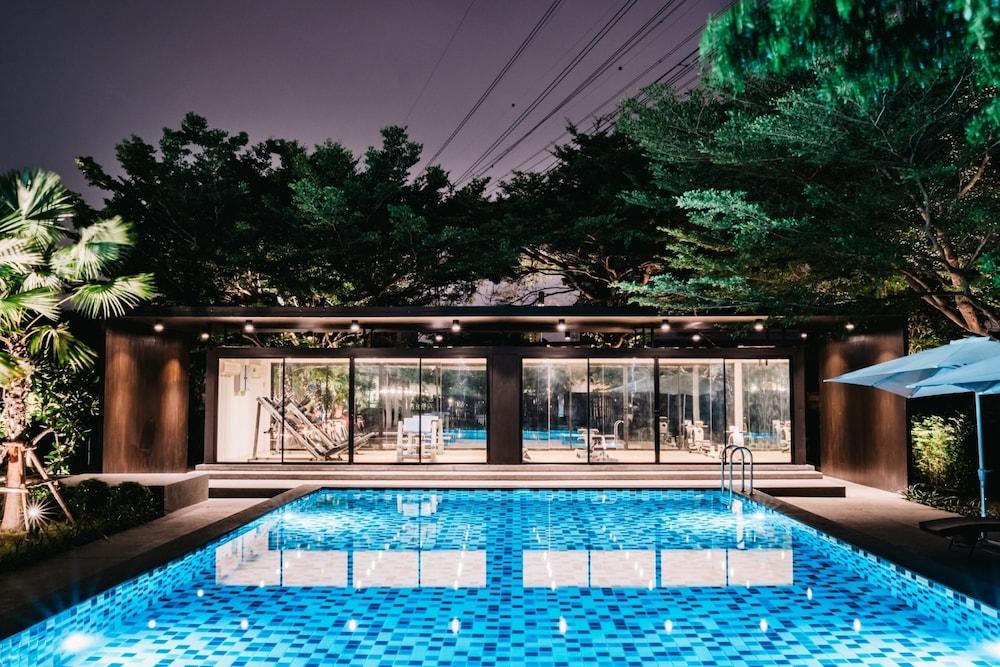 The Platinum Suite Bangkok Exterior photo