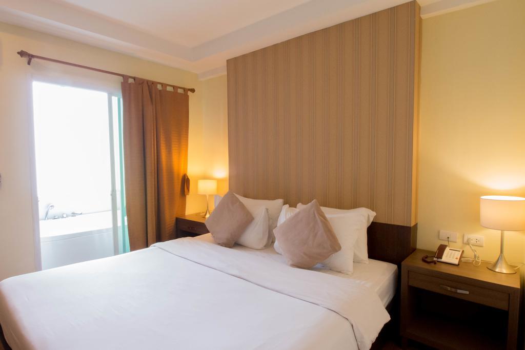 The Platinum Suite Bangkok Exterior photo