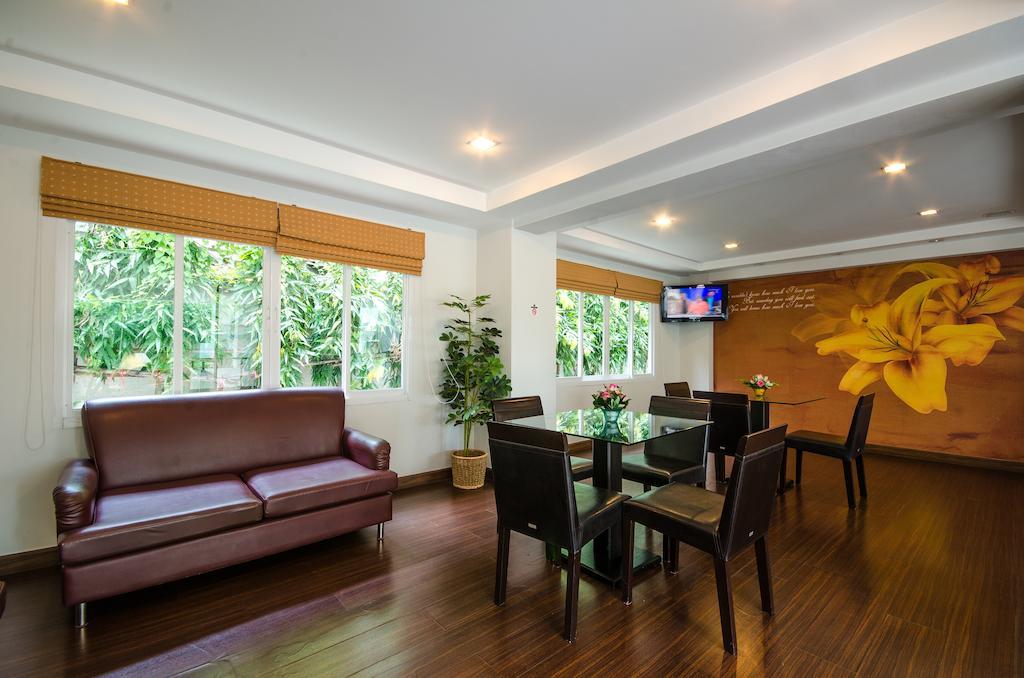 The Platinum Suite Bangkok Exterior photo