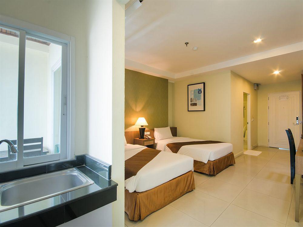 The Platinum Suite Bangkok Exterior photo